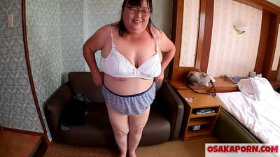 A mamma grassa giapponese mostra e so tette enormi è gode di un ghjocu sessuale. Una mamma asiatica di 51 anni parla di a so sperienza sessuale. Yukiko 1 OSAKAPORN milf grassa