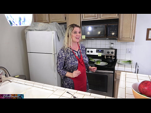 ❤️ Stepmom u munghje in cucina prima di a so data Sessu di qualità à co.nudexxx.ru ☑