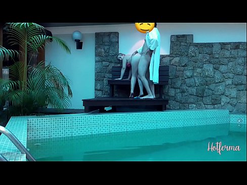 ❤️ Boss invita a cameriera à a piscina, ma ùn pudia resiste à un caldu Sessu di qualità à co.nudexxx.ru ☑